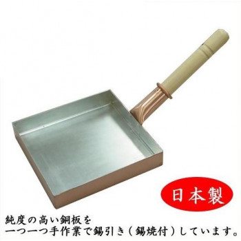 中村銅器製作所の卵焼き器は、銅板に厚みを持たせることで保温性が高くなり、焼きムラや焦げ付きが起こりにくくなっているのが特徴です。使用するほどに油がなじみ、一層使いやすくなります。また、柄が少し高くなっ