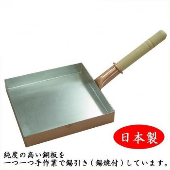 中村銅器製作所の卵焼き器は、銅板に厚みを持たせることで保温性が高くなり、焼きムラや焦げ付きが起こりにくくなっているのが特徴です。使用するほどに油がなじみ、一層使いやすくなります。また、柄が少し高くなっ