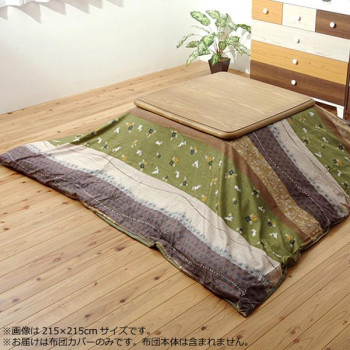 明るいうさぎ柄のファスナー付きコタツ掛けカバーです。 生産国:中国 素材・材質:ポリエステル100%(ピーチスキン) 商品サイズ:約215×295cm 仕様:洗濯機使用可(ネット使用)約205×285