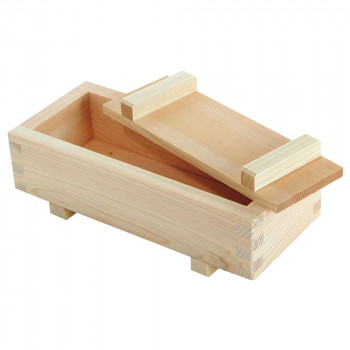 ヒノキを使用した押寿司器です。 生産国:日本 素材・材質:ひのき、スプルース 商品サイズ:外寸:約24×10.5×H7cm、内寸:約21×7.3×H4.2cm 仕様:底板付 キーワード【キッチン 日用