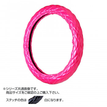 極太のトラックハンドルカバーです。内装をドレスアップするのに最適のアイテムです。 生産国:中国 素材・材質:PVC 商品サイズ:太さ:約50mm 仕様:適応ハンドル外径寸法:45~46cm キーワード