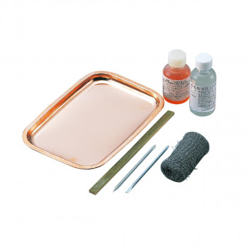 彫金をして飾るトレーです。※皿たては別売りです。 生産国:日本 商品サイズ:200×150×0.5mm 重量:97g セット内容:銅板トレー×1、彫金打ち出したがね(丸・平)×1、スチールウール×1、