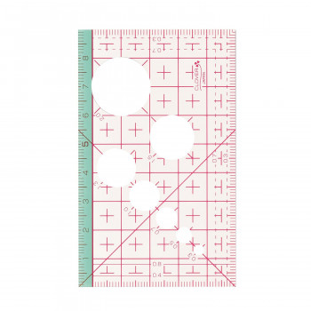 カードサイズ(9×5.5cm)の方眼定規です。濃い色の生地や柄入りの生地の上でも、目盛が読み取りやすいグリーンゾーンが付いています。端から始まる0起点目盛は採寸に便利です。幅が広い方眼タイプで安定して
