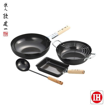 日本製の北京鍋と便利な中華小物のセットです。 生産国:日本・台湾製 素材・材質:北京鍋、玉子焼、天ぷら鍋、中華お玉:鉄(シリコン焼付け塗装)北京鍋、玉子焼、中華お玉取っ手:天然木天ぷら鍋取っ手、アミ: