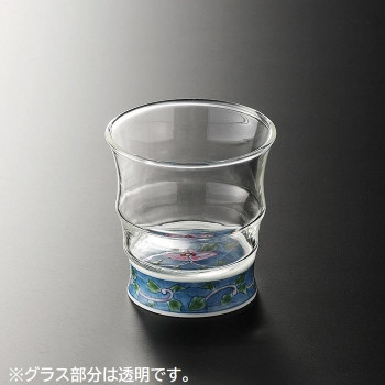 焼酎の色は無色透明が多いですね。そこに程よいアクセントとして有田焼の台座です。彩りを添えたカップを手にあなたのお気に入りの焼酎をゆっくり味わっていただければと思います。 生産国:磁器:日本、ガラス:中