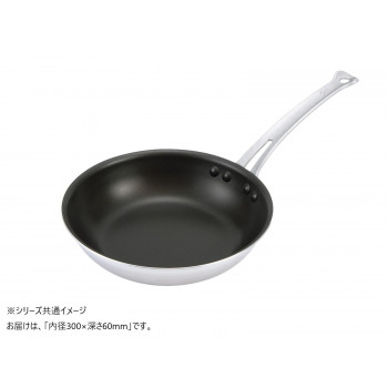 純度の高い国産アルミ材を使用した、アルミ製のフライパンです。極厚のアルミ材は熱ムラが無く料理をワンランク上の仕上がりにしてくれます。 生産国:日本 素材・材質:アルミ製 商品サイズ:内径300×深さ6