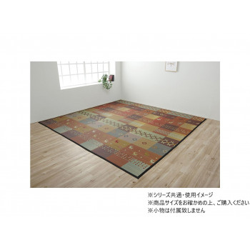 ギャベ柄で明るいデザインに仕上げたい草花ござカーペットです。フローリングを傷つけにくいよう、裏には不織布を貼っています。手織りの風合いを残しつつ、い草の織りで表現しました。ギャッベ柄には使う人の幸せを