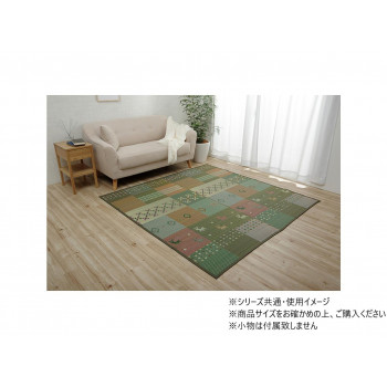 ギャベ柄で明るいデザインに仕上げたい草花ござカーペットです。フローリングを傷つけにくいよう、裏には不織布を貼っています。手織りの風合いを残しつつ、い草の織りで表現しました。ギャッベ柄には使う人の幸せを