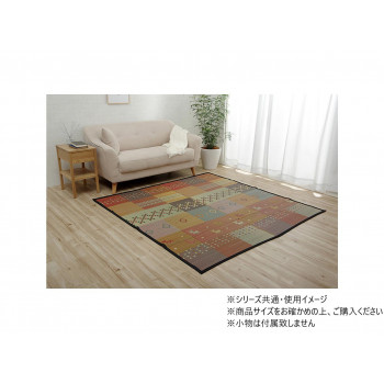 ギャベ柄で明るいデザインに仕上げたい草花ござカーペットです。フローリングを傷つけにくいよう、裏には不織布を貼っています。手織りの風合いを残しつつ、い草の織りで表現しました。ギャッベ柄には使う人の幸せを