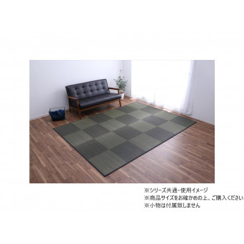 現代のライフスタイルに合う、モダンテイストな柄です。目にゴミが溜まりにくく、掃除がしやすいです。裏に不織布を貼ることで、フローリングを傷つけにくくしました。また、程よくクッション性もございます。折り畳
