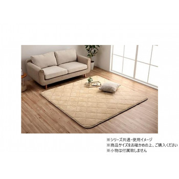 落ち着いたカラーと、やわらかな手触りが特徴です。クッション性と弾力性があるため、フローリングでくつろぎたい方におすすめです。ボリュームがあるので、下階に音が響きにくい防音効果があります。裏面にはフロー