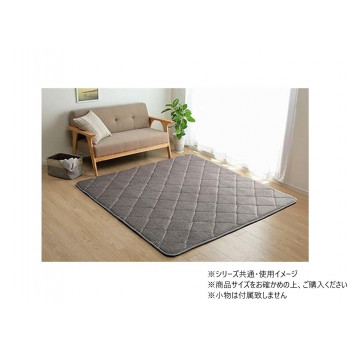 落ち着いたカラーと、やわらかな手触りが特徴です。クッション性と弾力性があるため、フローリングでくつろぎたい方におすすめです。ボリュームがあるので、下階に音が響きにくい防音効果があります。裏面にはフロー