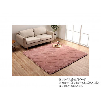 落ち着いたカラーと、やわらかな手触りが特徴です。クッション性と弾力性があるため、フローリングでくつろぎたい方におすすめです。ボリュームがあるので、下階に音が響きにくい防音効果があります。裏面にはフロー