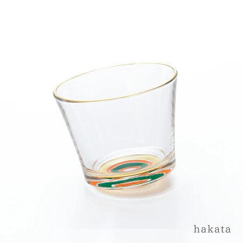 めでたmono独楽は日本各地に残る伝統独楽の魅力的な色彩や絵柄を硝子食器に写しとったグラスシリーズです。元来、独楽には「物事がうまく回る」という縁起がありますが、地域によって色彩や絵柄は異なり、それぞ