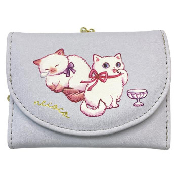 猫グッズショップnecocoとコラボした可愛いミニ財布です。背面にはかわいいあしあとが♪ギフトにもおすすめです。 生産国:中国 素材・材質:合成皮革 商品サイズ:W110×H90×D40mm キーワー