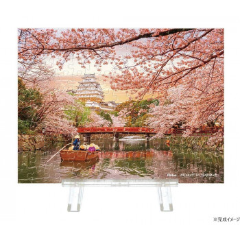 ユネスコ世界遺産に登録されている名城の一つで白鷺城とも呼ばれている。桜の名所100選にも選定されており、観光客が訪れる名城。城内にはソメイヨシノを始め、シダレザクラやヤマザクラなど約1000本が植えら