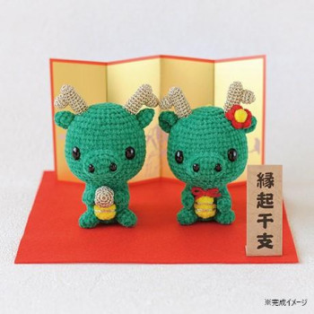 写真の作品が作れるように、材料とテキストをセットした「手芸キット」です。 生産国:中国 商品サイズ:1体:約高さ9(つのは含まない)×幅6.5cm(耳は含まない) 仕様:【用意するもの】かぎ針2/0号