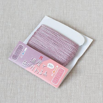 特殊なポリプロピレンとナイロンをリリヤーン形状に。編み込みなどの部分使いや異素材組み合わせのあみぐるみなど幅広い用途に。 生産国:中国 素材・材質:ナイロン65%、ポリプロピレン35% 商品サイズ:約